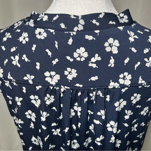 Banana Republic Women’s Blouse Size Medium Blue White Sleeveless Front Tie - Picture 8 of 11
